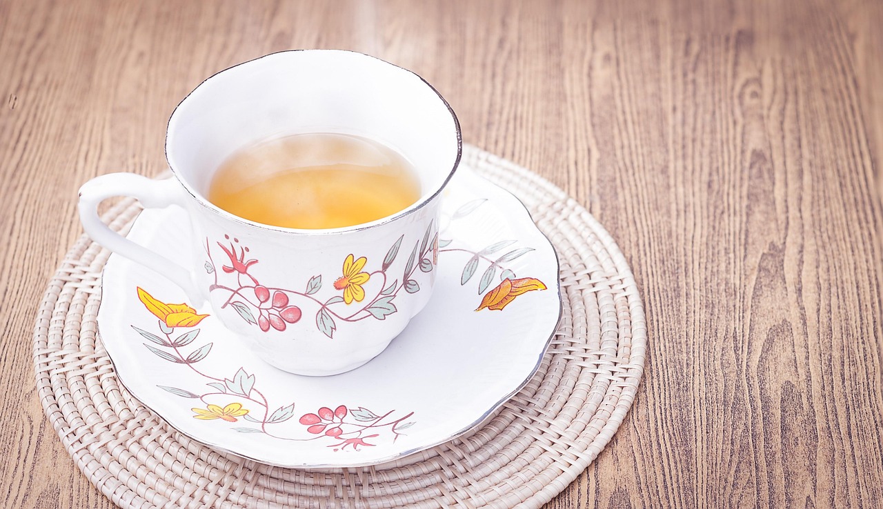 Tisana serale rilassante con erbe per sgonfiare la pancia e favorire la digestione.