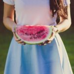 Frutti freschi e colorati per combattere la ritenzione idrica e promuovere la salute.